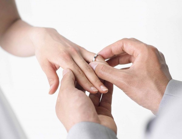wedding-ring-hand-women