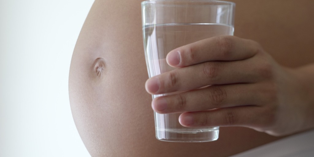 pregnant-woman-drinking-water
