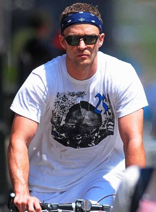 Justin Timberlake, star of the upcoming "Social Network" film, cycles his way in the heat without a helmet!