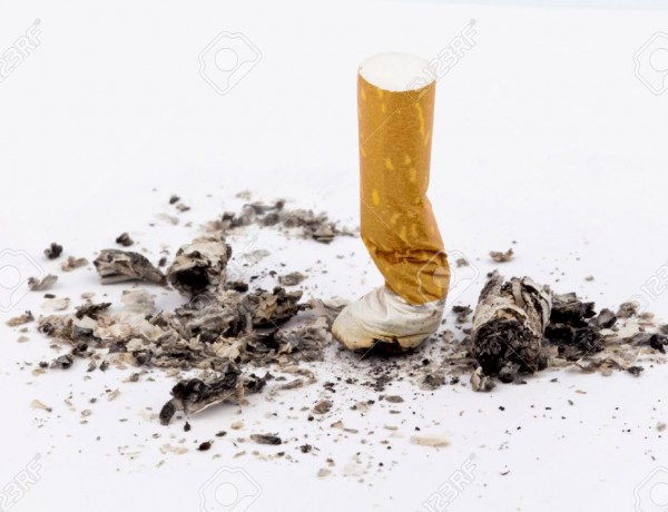 dejar-de-fumar-el-cigarrillo-apagado-en-blanco-Foto-de-archivo