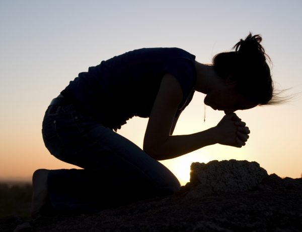 praying-on-her-knees