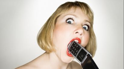 mulher-com-celular-na-boca