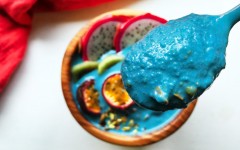 blue-mermaid-smoothie-bowl-with-e3live-blue-majik-24-1140x855